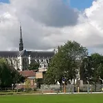Dom wakacyjny Maison Famille-confort-terrasse Jardin-vue Cathedrale