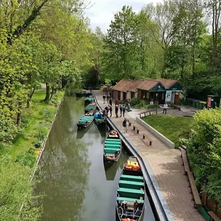 Holiday home Maison Famille-confort-terrasse Jardin-vue Cathedrale Amiens