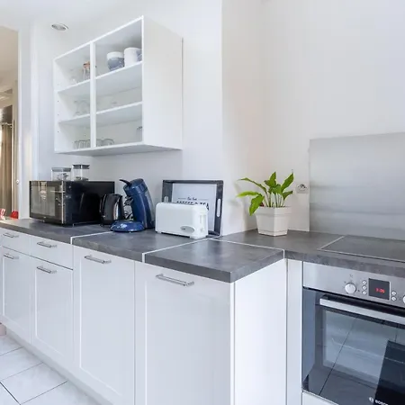 Holiday home Maison Famille-confort-terrasse Jardin-vue Cathedrale Amiens